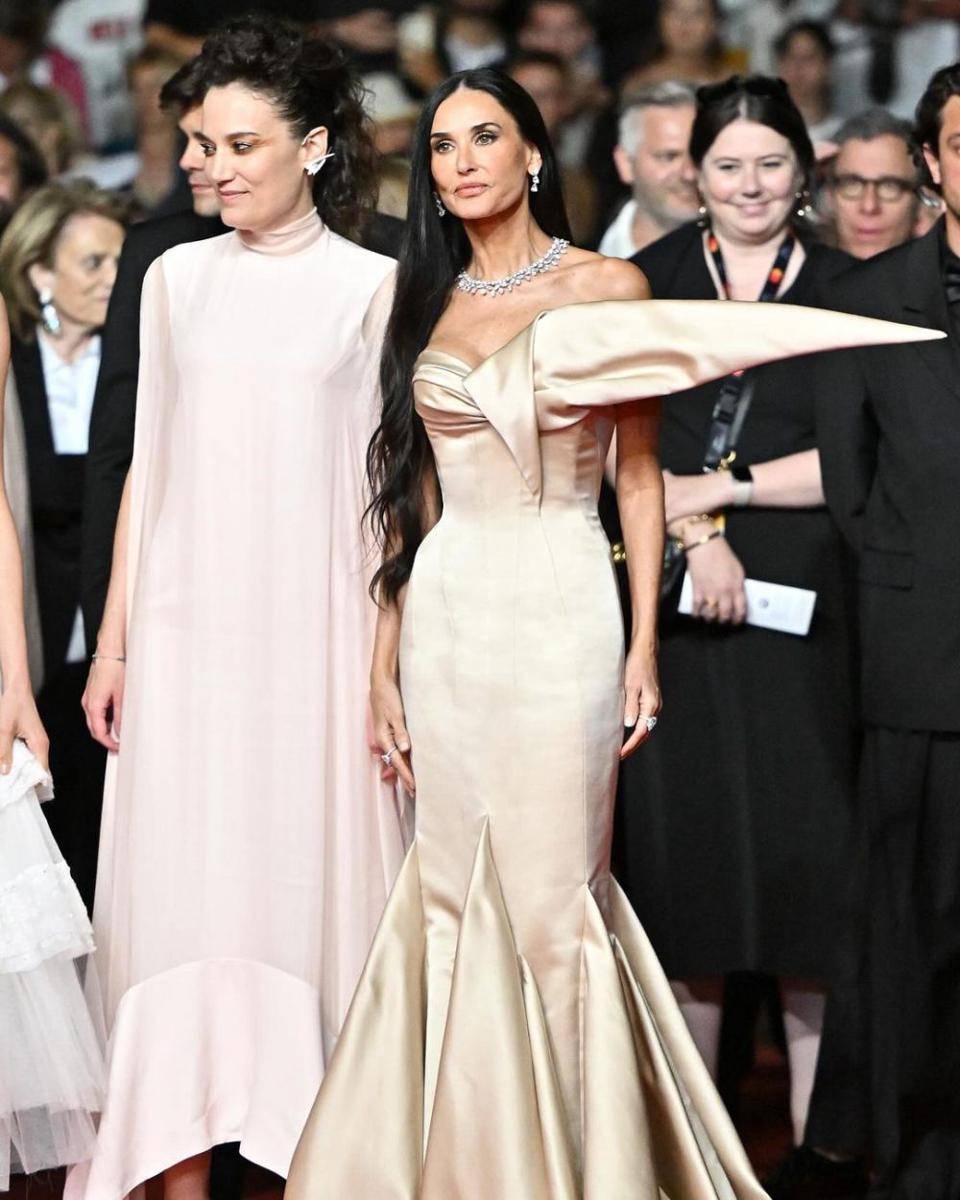potret Demi Moore di Festival Film Cannes 2024 (instagram.com/schiaparelli)