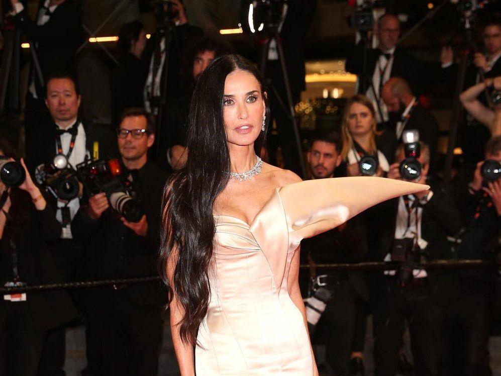 7 Potret Demi Moore di Festival Cannes 2024, Memukau di Usia 61 Tahun!