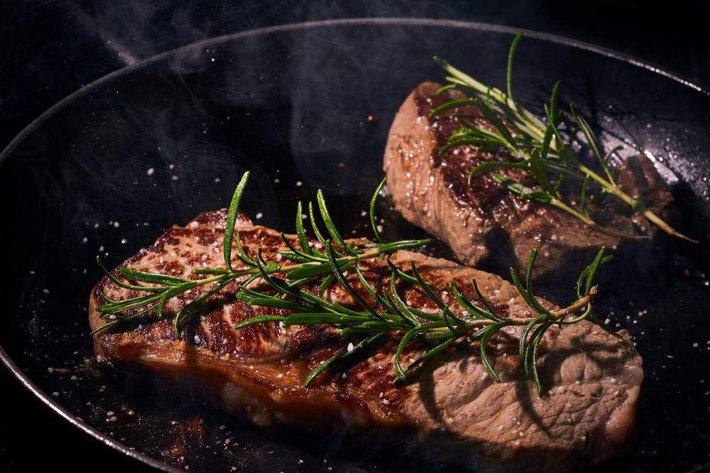 ilustrasi memasak steak (pixabay.com/Felix Wolf)