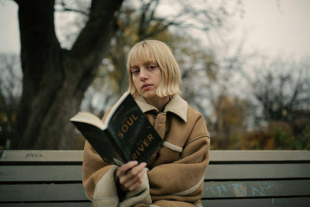 ilustrasi membaca buku fiksi (unsplash.com/Thought Catalog)