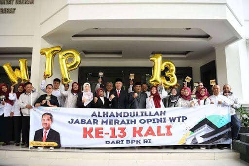 Penjabat (Pj.) Gubernur Jabar Bey Machmudin menghadiri penyerahan Opini Wajar Tanpa Pengecualian tersebut di Ruang Rapat Paripurna DPRD Jabar, Kota Bandung, Selasa (21/5/2024).