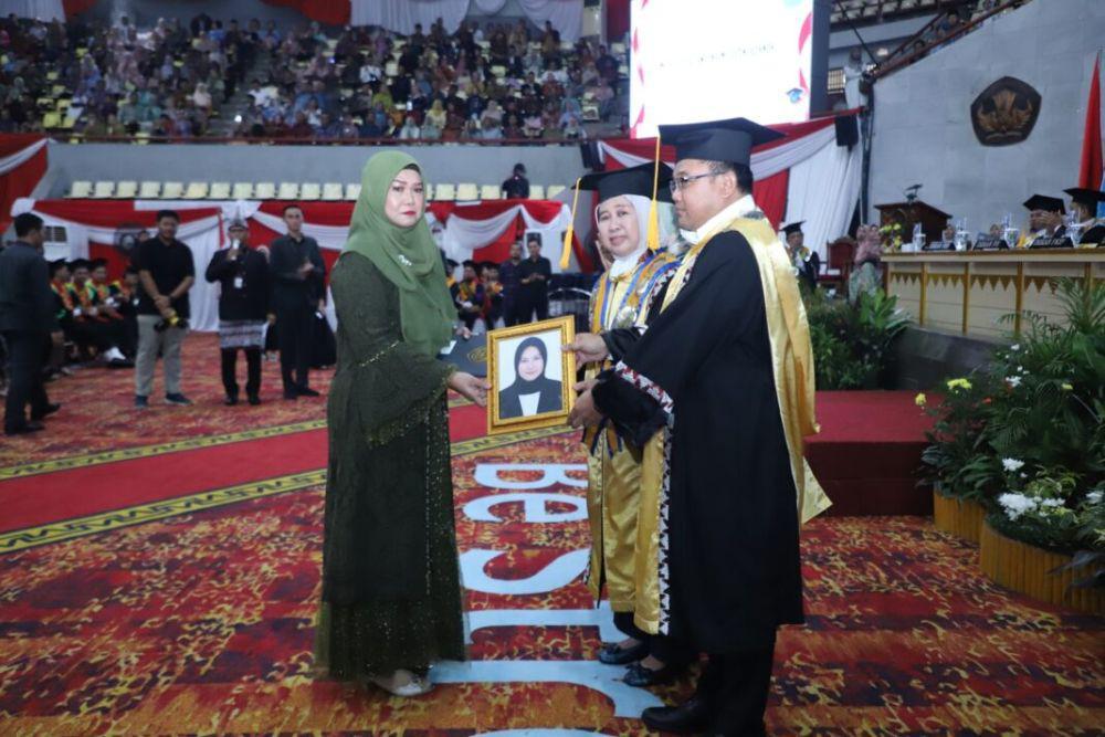 Momen Haru Seorang Ibu Wakili Wisuda Anaknya Sudah Meninggal