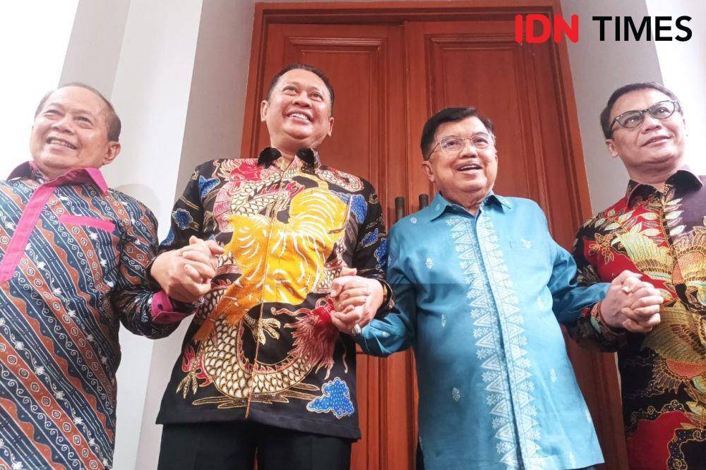 Ketua MPR RI Bambang Soesatyo dan Pimpinan MPR mengunjungi Wakil Presiden ke-10 dan ke-12 Jusuf Kalla (JK) di kediamannya Jalan Brawijaya Raya No.6, Kebayoran Baru, Jakarta Selatan, Rabu (23/5/2024). (IDN Times/Dini Suciatiningrum)