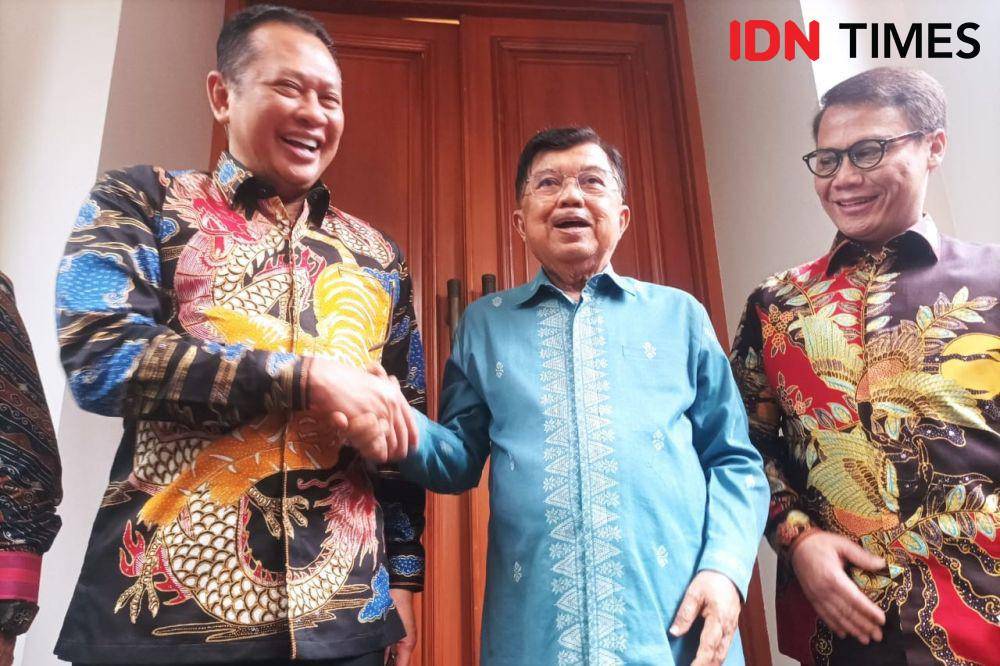 Ketua MPR RI Bambang Soesatyo dan Pimpinan MPR mengunjungi Wakil Presiden ke-10 dan ke-12 Jusuf Kalla (JK) di kediamannya Jalan Brawijaya Raya No.6, Kebayoran Baru, Jakarta Selatan, Rabu (23/5/2024). (IDN Times/Dini Suciatiningrum)