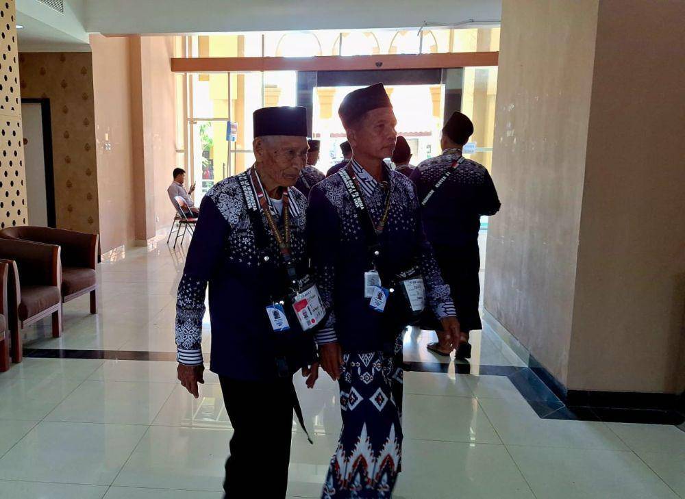 Mbah Imam bersama putranya, Yoyok tergabung dalam kloter 31 Embarkasi Surabaya. Dok. PPIH Embarkasi Surabaya.