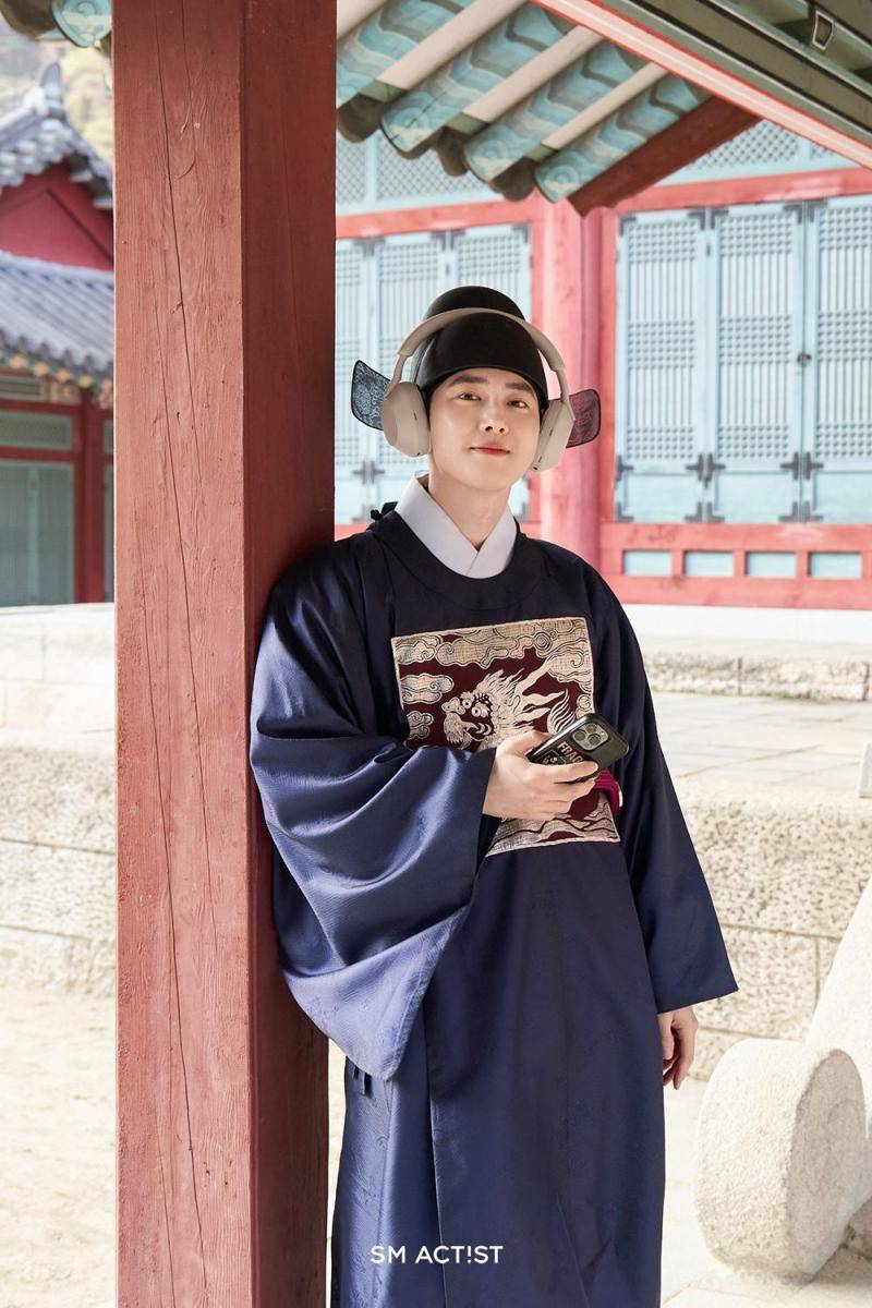 Suho EXO di balik layar drama Missing Crown Prince (dok. Naver Post/SMTOWN 신곡 포스트)
