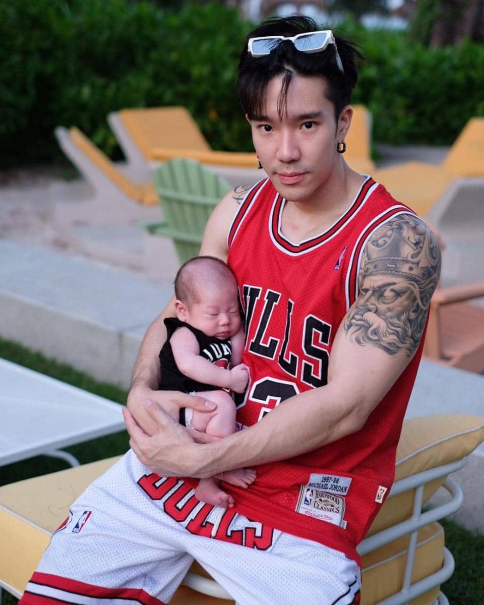 potret outfit kasual ala Boss Suddee saat momong anak (instagram.com/boss.nsbz)