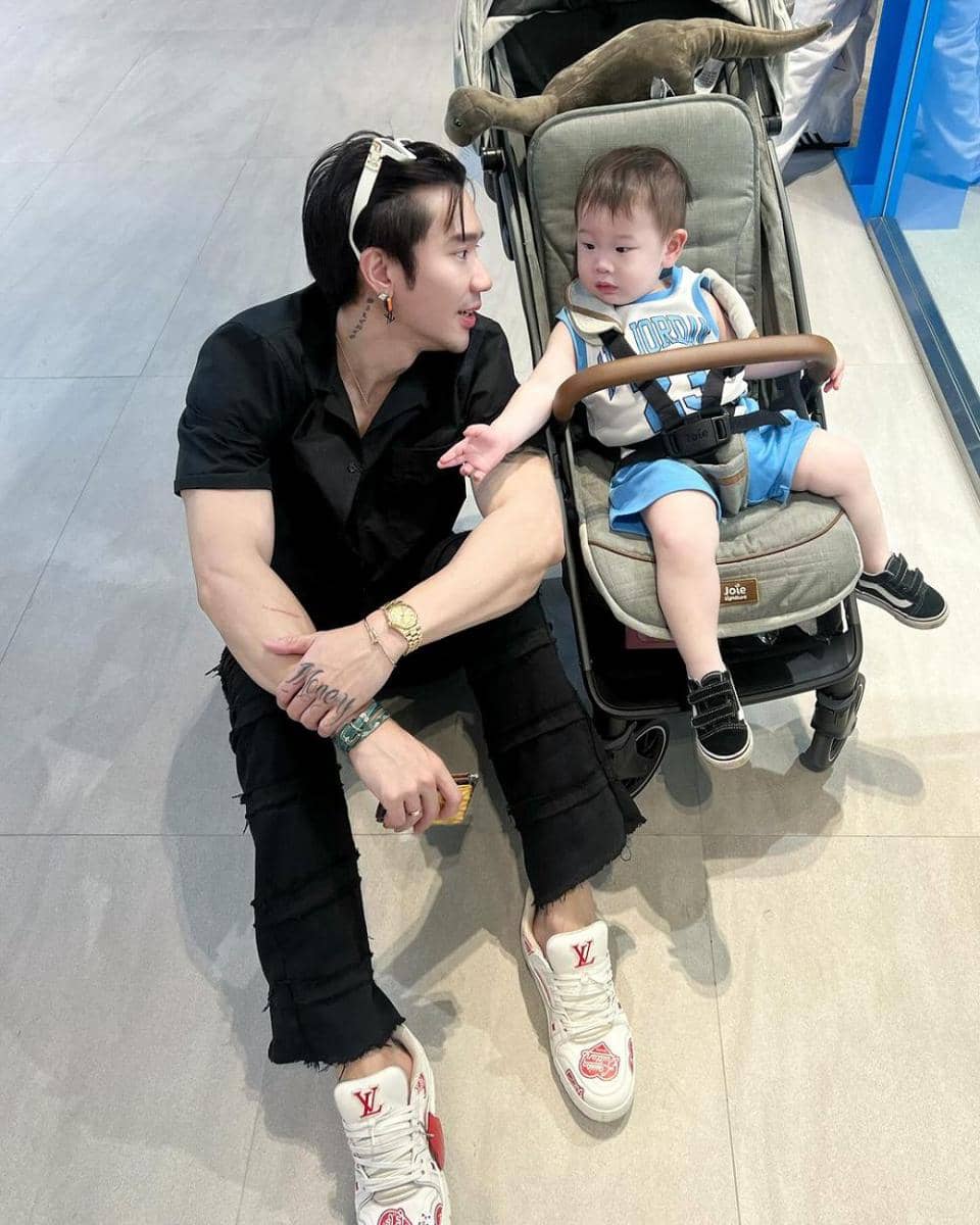 potret outfit kasual ala Boss Suddee saat momong anak (instagram.com/boss.nsbz)