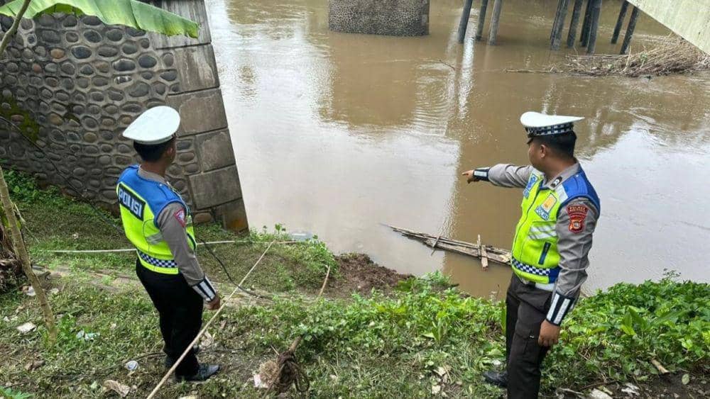 Mobil Travel Terjun ke Sungai Kelingi, 4 Orang Tewas dan 2 Selamat