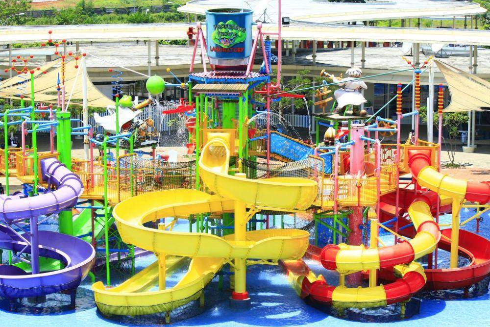 postret seluncuran di Go! Wet Waterpark Grand Wisata (gowet-grandwisata.com)