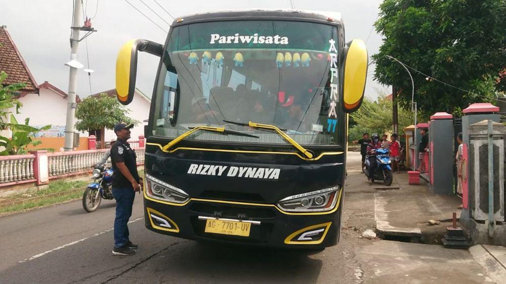 Petugas Merazia Kelayakan Bus Pariwisata di Tulungagung