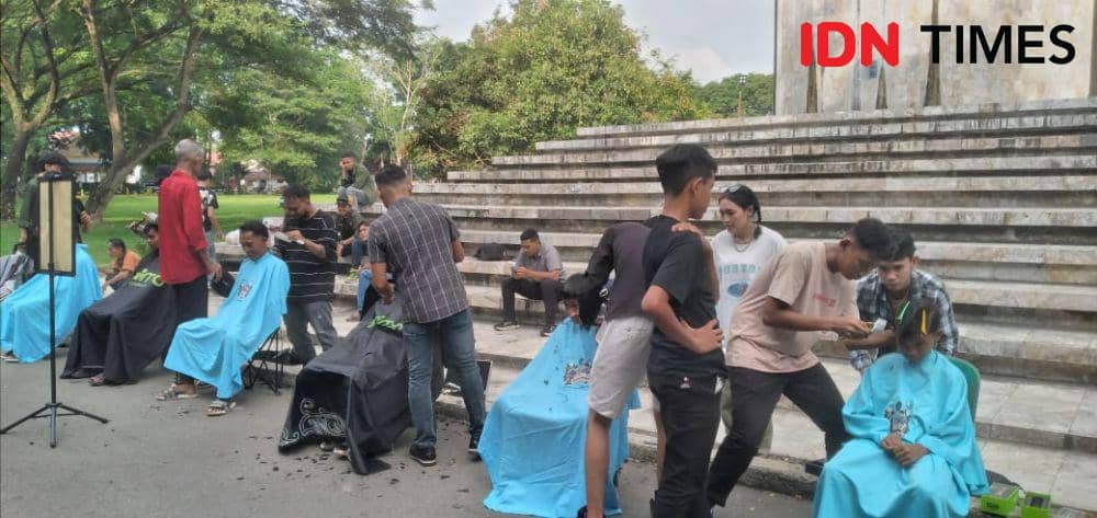 Dukung Bobby, Komunitas Baber Langkat Gelar Pangkas Gratis