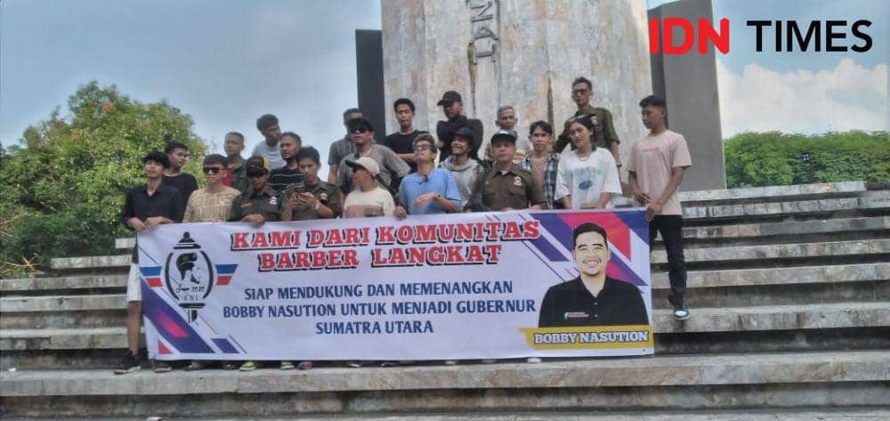 Pangkas gratis ala Komunitas Baber Langkat pendukung Bobby Nasution (IDN Times/ Bambang Suhandoko)