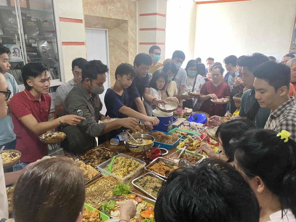 Ummat budha makan bersama setelah melakukan ibadah di Vihara Budha Dhammasoka.