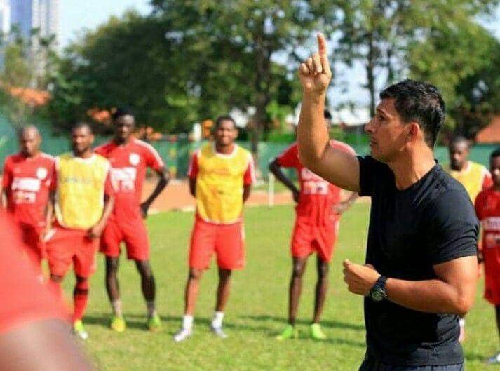 Alfredo Vera saat sedang melatih. (Instagram.com/coach_alfredovera_official)