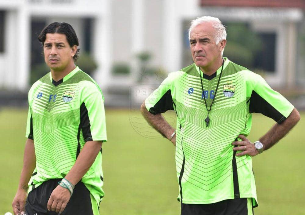 Mario Gomez (kanan) saat sedang melatih. (Instagram.com/ persib)