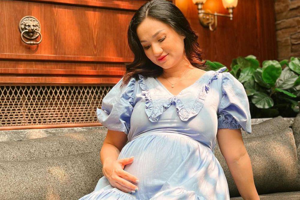 potret baby bump Tengku Dewi Putri (Instagram.com/tengkudewiputri_tdp)