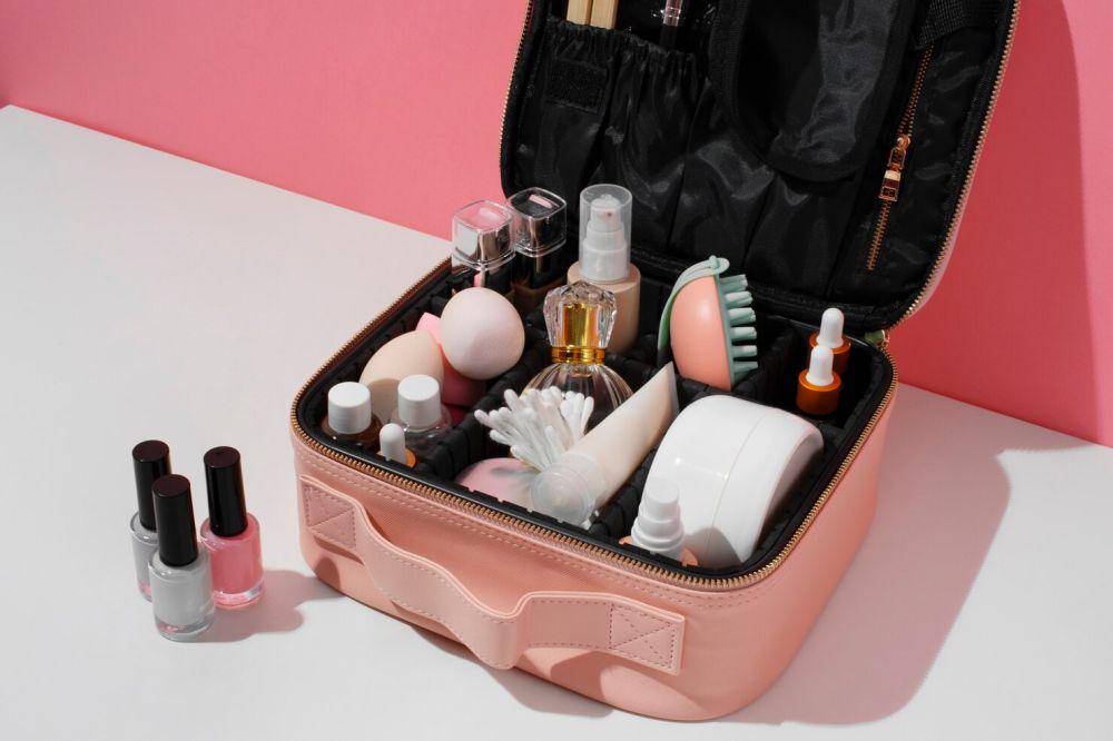 ilustrasi skincare dalam tas makeup (freepik.com/freepik)