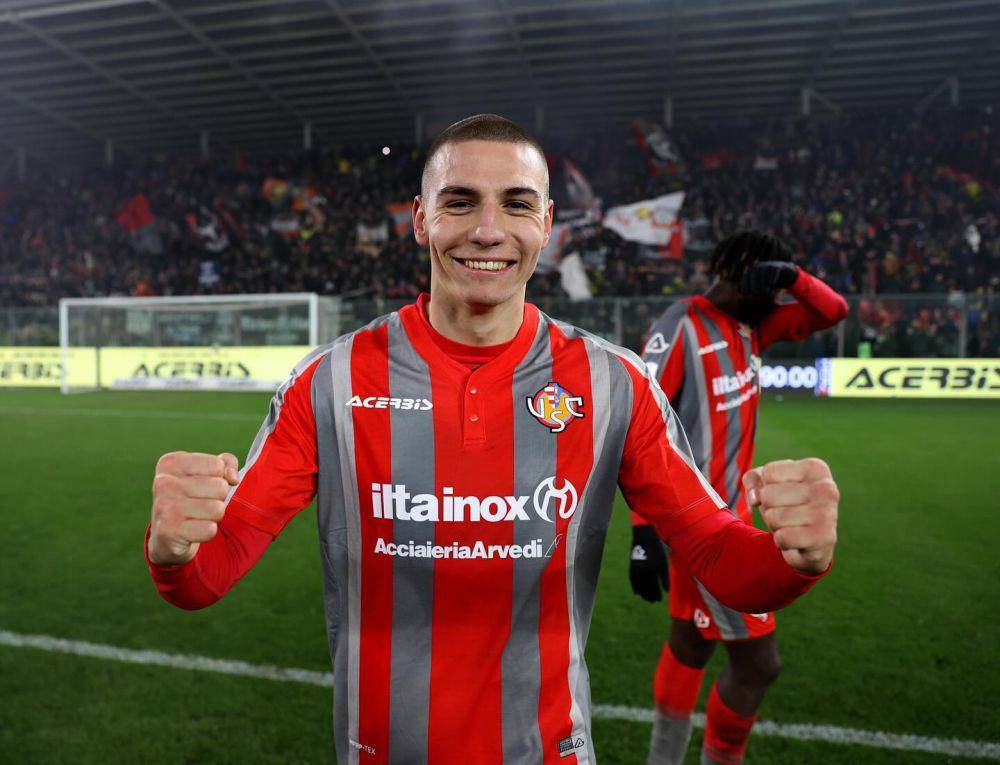Valentin Antov saat memperkuat US Cremonese. (instagram.com/valentinantov)