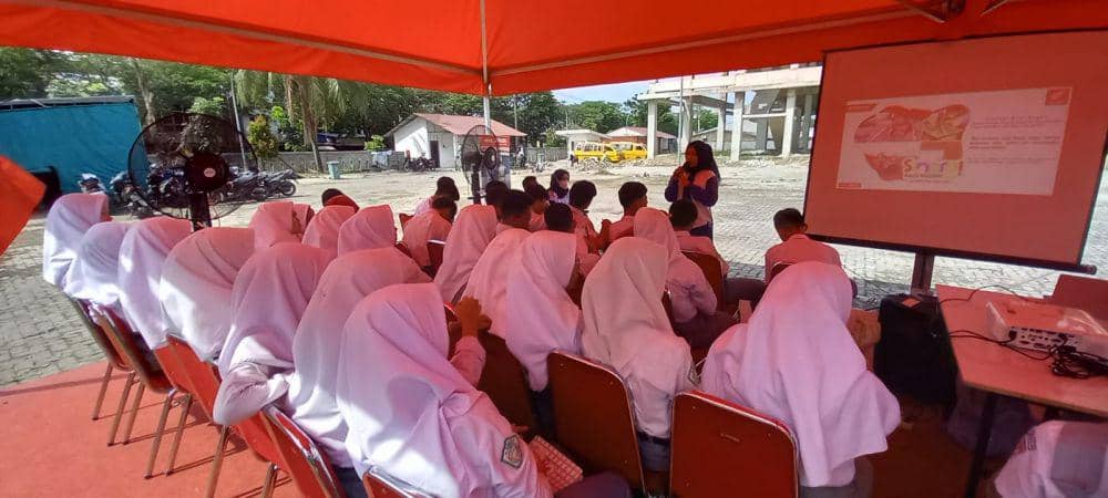 Pelajar SMA Swasta MAMIYAI AL-ITTIHADIYAH mengikut edukasi safety riding (Dok. IDN Times)
