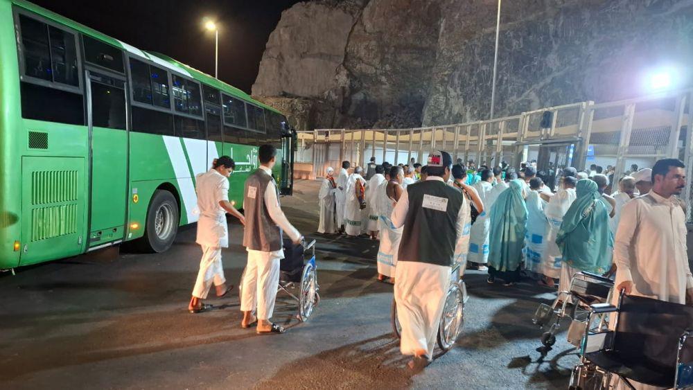 Dear Jemaah, Kenali Ciri Pendorong Kursi Roda Resmi di Masjidil Haram