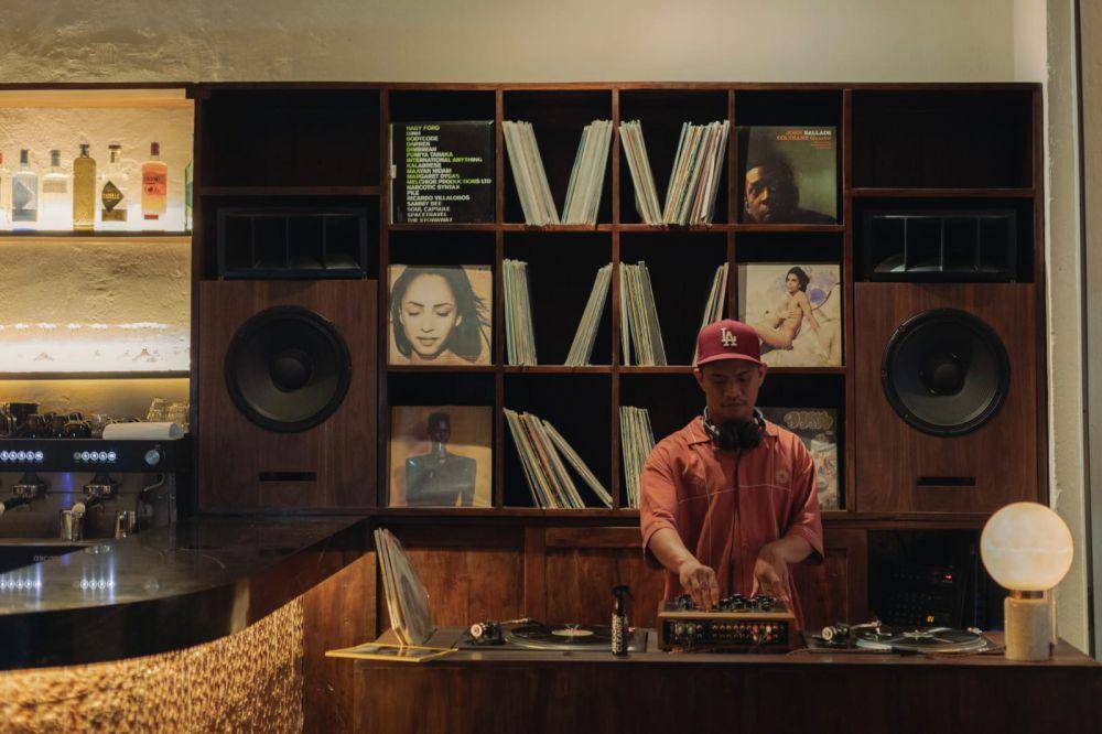 Suasana di Ghost Kitchen & Record Bar (dok. IDN Times/Latifah Ari)