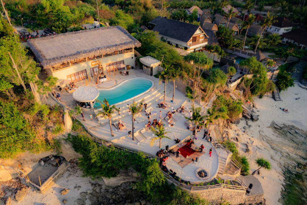 Suku Beach Club: Menikmati Keindahan Atmosfer Nusa Ceningan