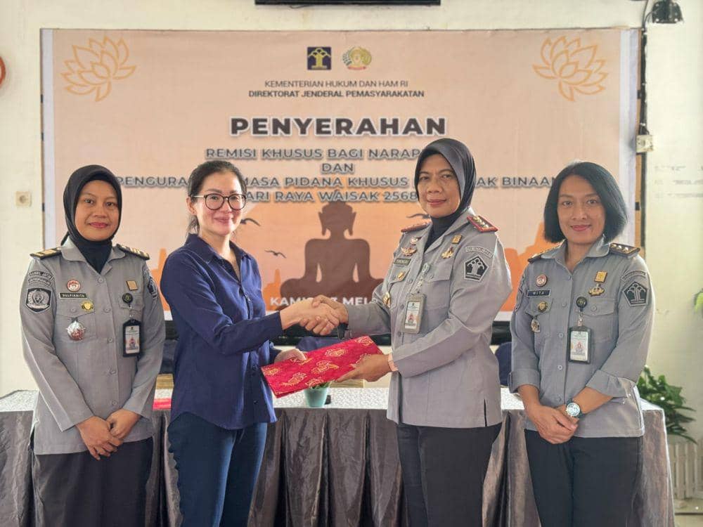 Pemberian remisi khusus Waisak kepada napi di Jatim. Dok. Kemenkumham Jatim.