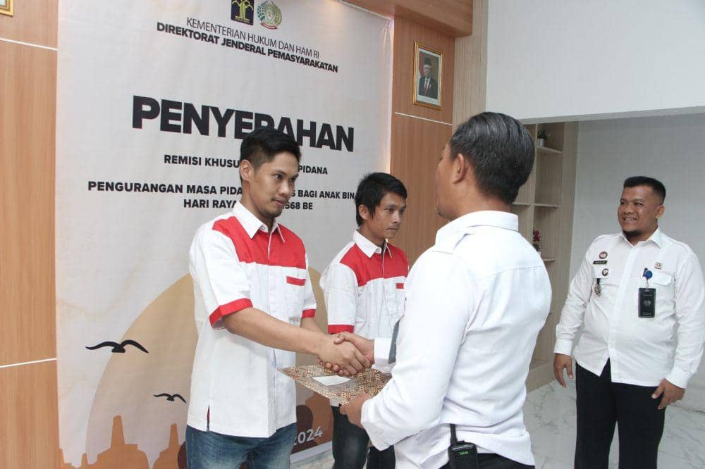 Pemberian remisi khusus Waisak kepada napi di Jatim. Dok. Kemenkumham Jatim.