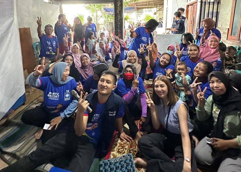 Caleg DPR RI Dapil I dari PAN, Tom Liwafa (tengah) bersama Ketua PAN Jatim, Rizky Sadig (kiri). Dok. Tim Tom Liwafa.