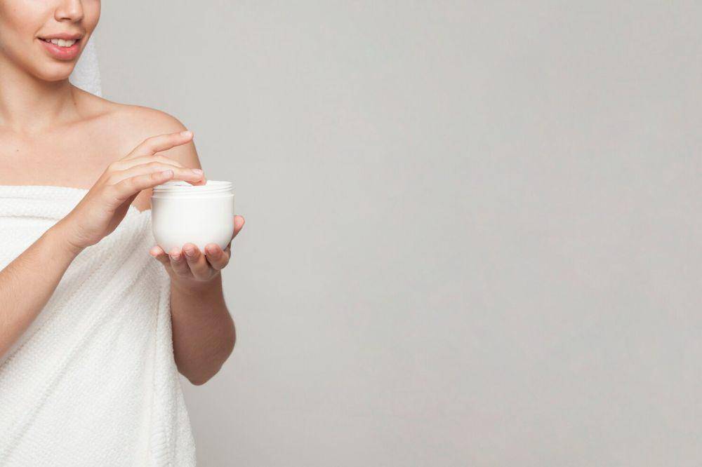 ilustrasi seseorang menggunakan bodycare (freepik.com/freepik)