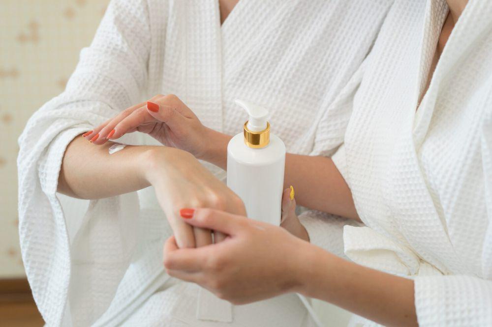 5 Tips Tepat Gunakan Bodycare bagi Pemilik Kulit Kering, Secukupnya!