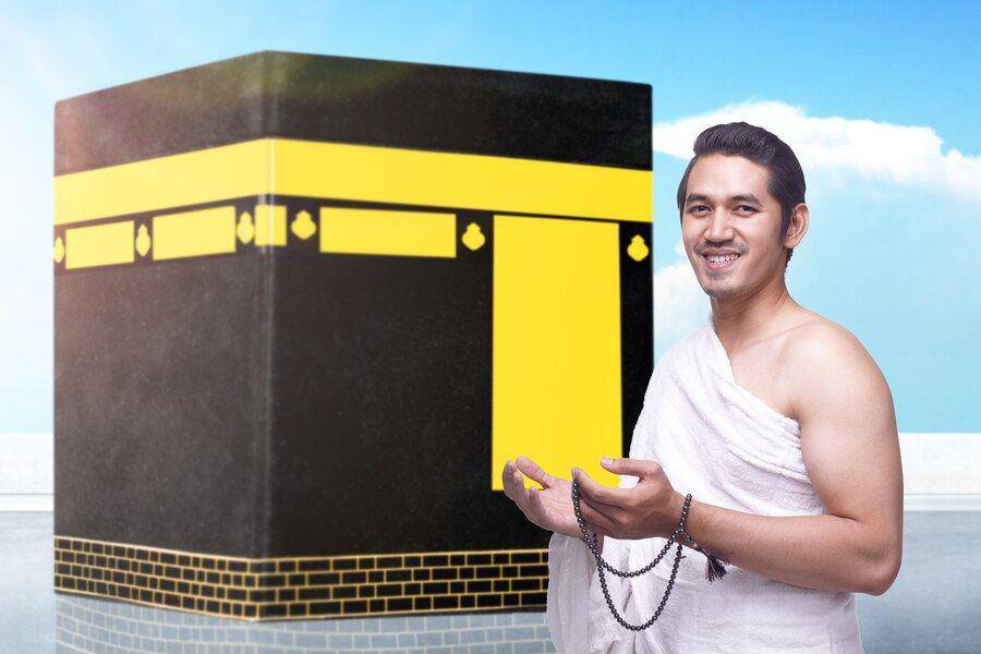 ilustrasi pria mengenakan ihram saat manasik haji (Freepik.com/h9images)