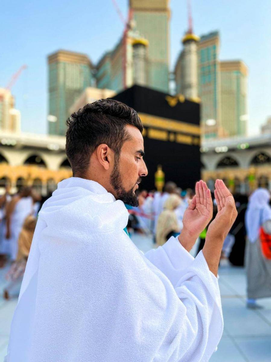 ilustrasi pria mengenakan kain ihram di depan Ka'bah (Pexels.com/M1DDL3)
