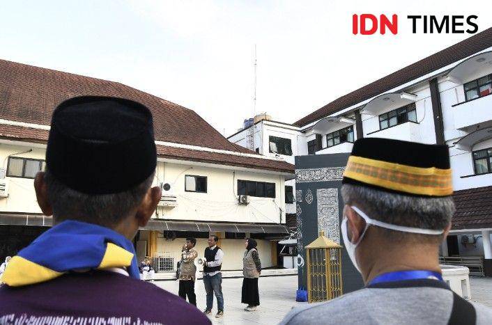 Jemaah haji saat mendengarkan arahan di Asrama Haji Embarkasi Bekasi. (IDN Times/Imam Faishal)