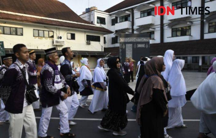 Suasana jemaah saat melakukan manasik haji di Asrama Haji Embarkasi Bekasi. (IDN Times/Imam Faishal)