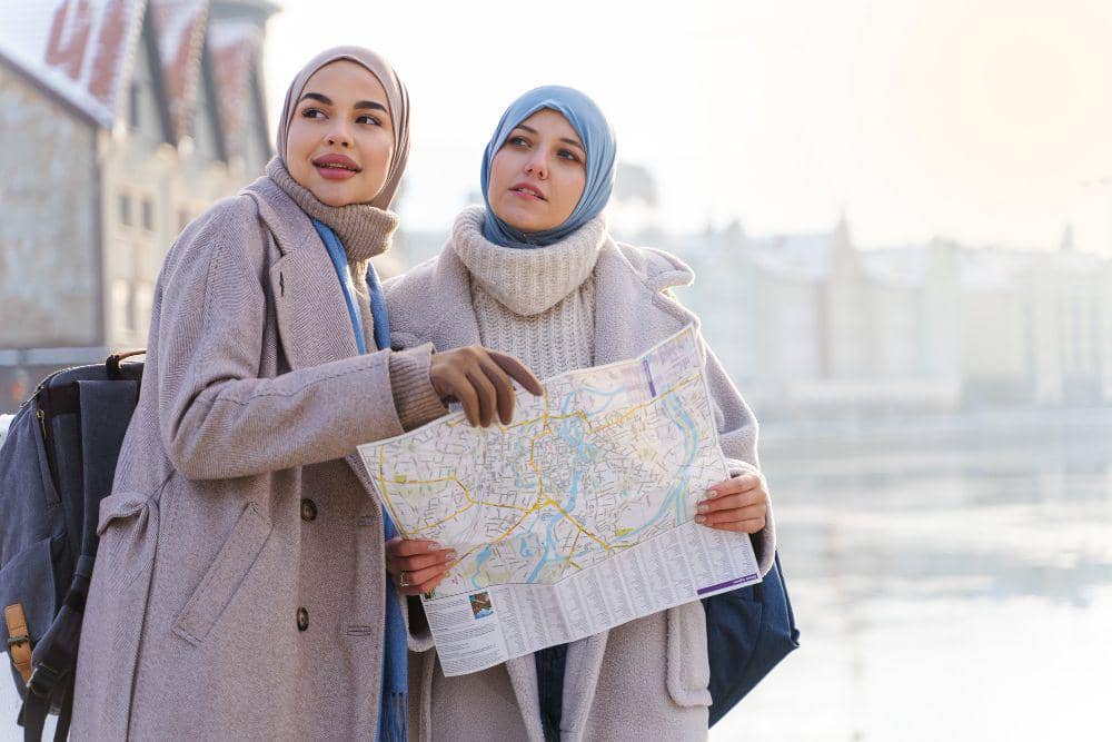 ilustrasi dua orang traveling bersama (freepik.com/freepik)