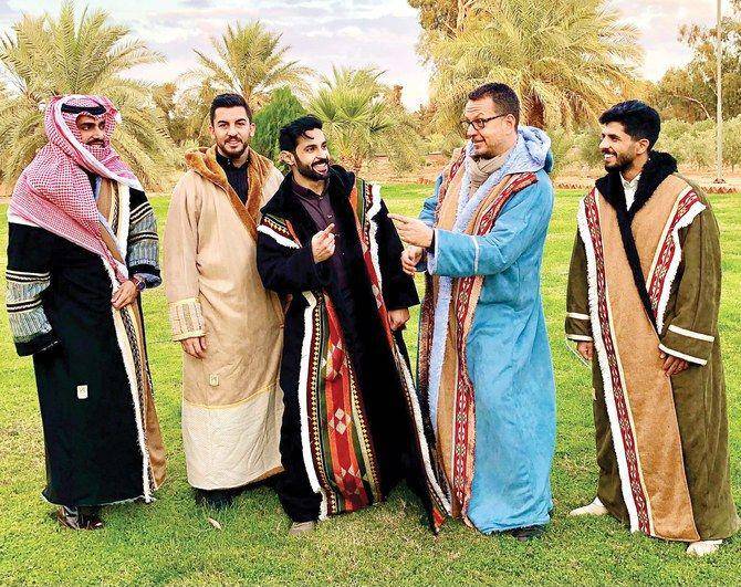 ilustrasi kumpulan pria Arab mengenakan farwah (Arabnews.com)