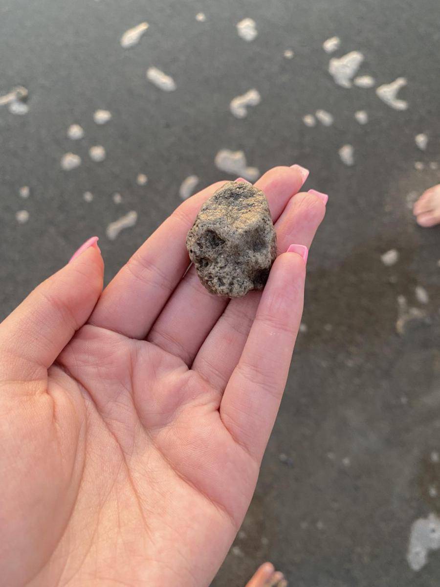 potret batu unik di pantai (reddit.com/user/cazfax)