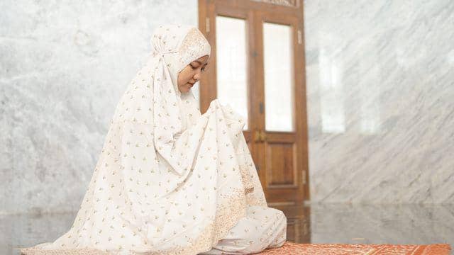 ilustrasi perempuan berdoa (vecteezy.com/portofoliobagus230698625077)