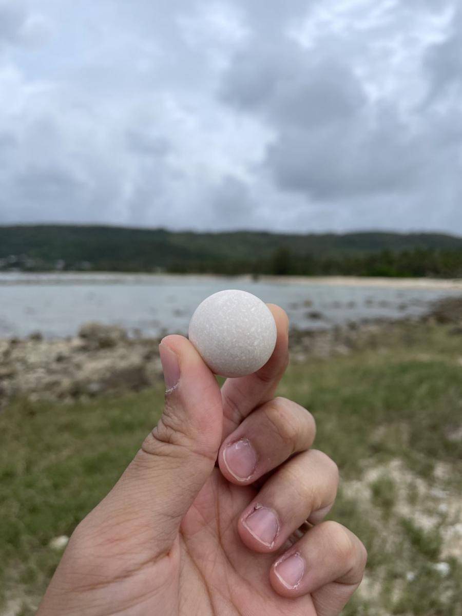 potret batu unik di pantai (reddit.com/user/Fudgemnky)