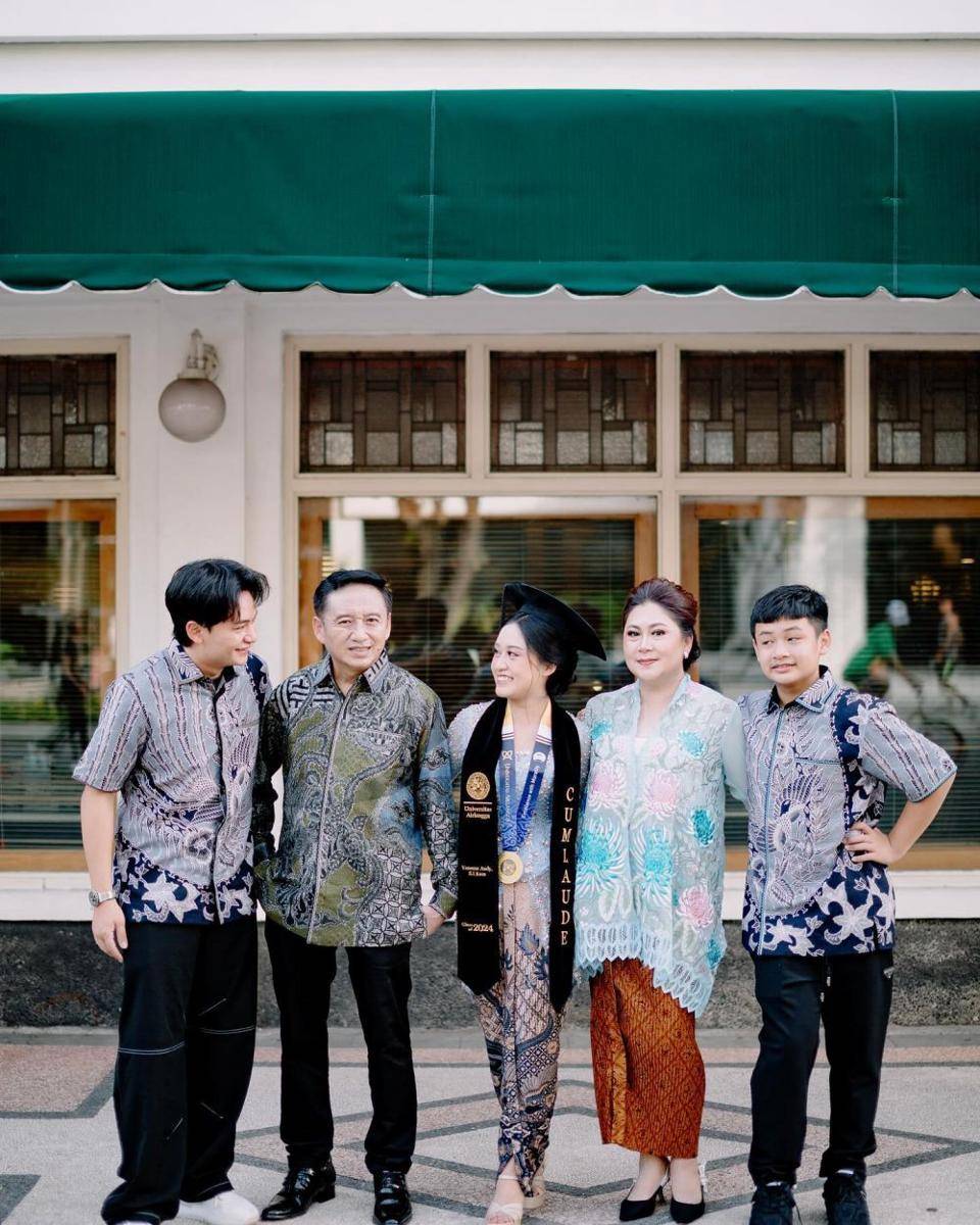 Ide Foto Wisuda Keluarga (instagram.com/audyvanessa)