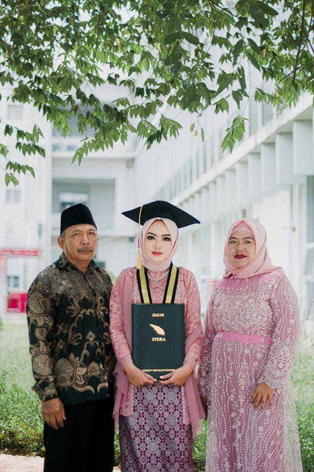 Ide Foto Wisuda Keluarga (unsplash.com/Bayu Nugroho)