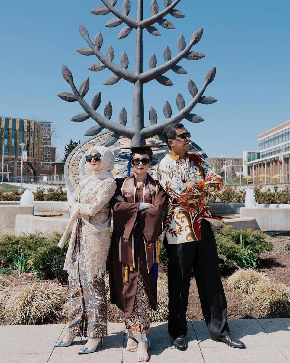 Ide Foto Wisuda Keluarga (instagram.com/bebytsabina)