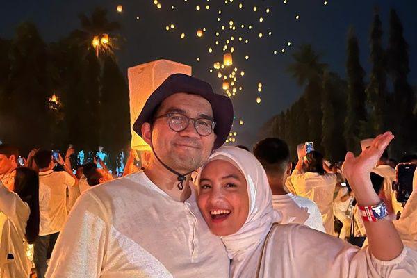 7 Potret Intan Nuraini Ikut Festival Lampion Waisak 2024