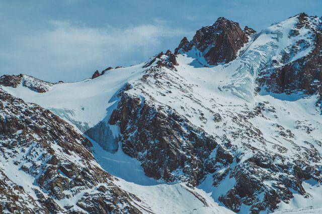 Suasana pegunungan di Shymbulak, tempat bermain ski di Alamaty (unsplash.com/Ilnur Kalimullin)