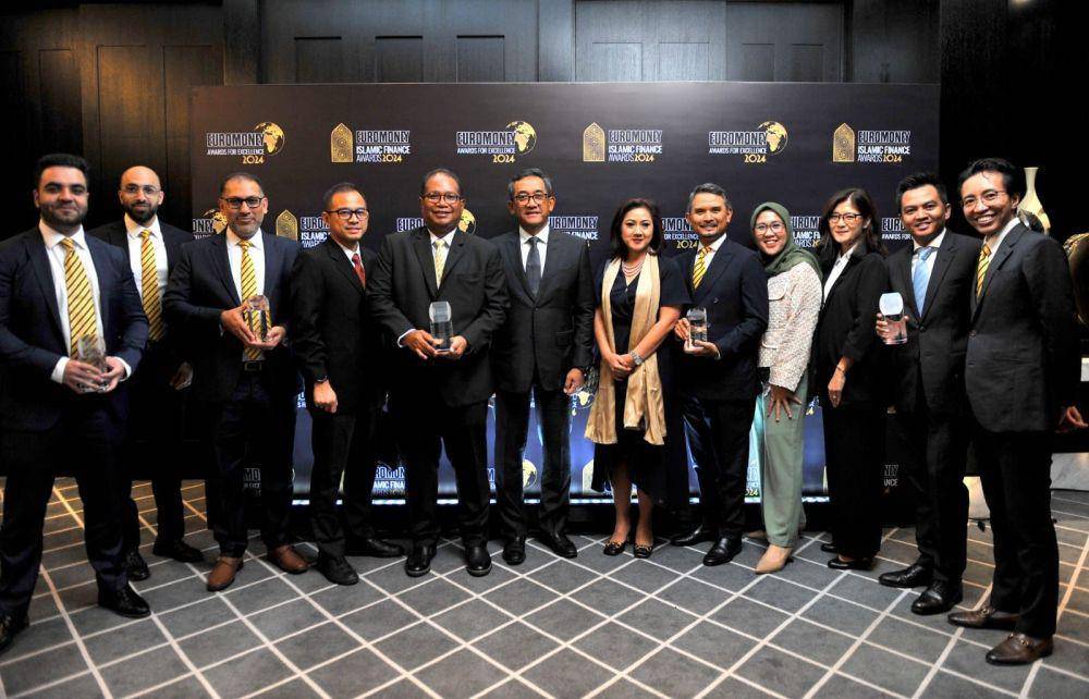 PT Permodalan Nasional Madani (PNM) dan Maybank Indonesia mendapatkan penghargaan kategori Best Islamic Currency Deal–Indonesia dalam Euromoney’s Islamic Finance Awards 2024. (dok. PNM)
