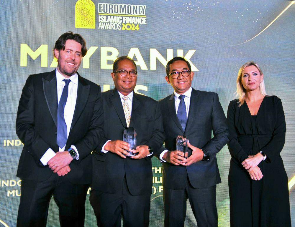 PT Permodalan Nasional Madani (PNM) dan Maybank Indonesia mendapatkan penghargaan kategori Best Islamic Currency Deal–Indonesia dalam Euromoney’s Islamic Finance Awards 2024. (dok. PNM)