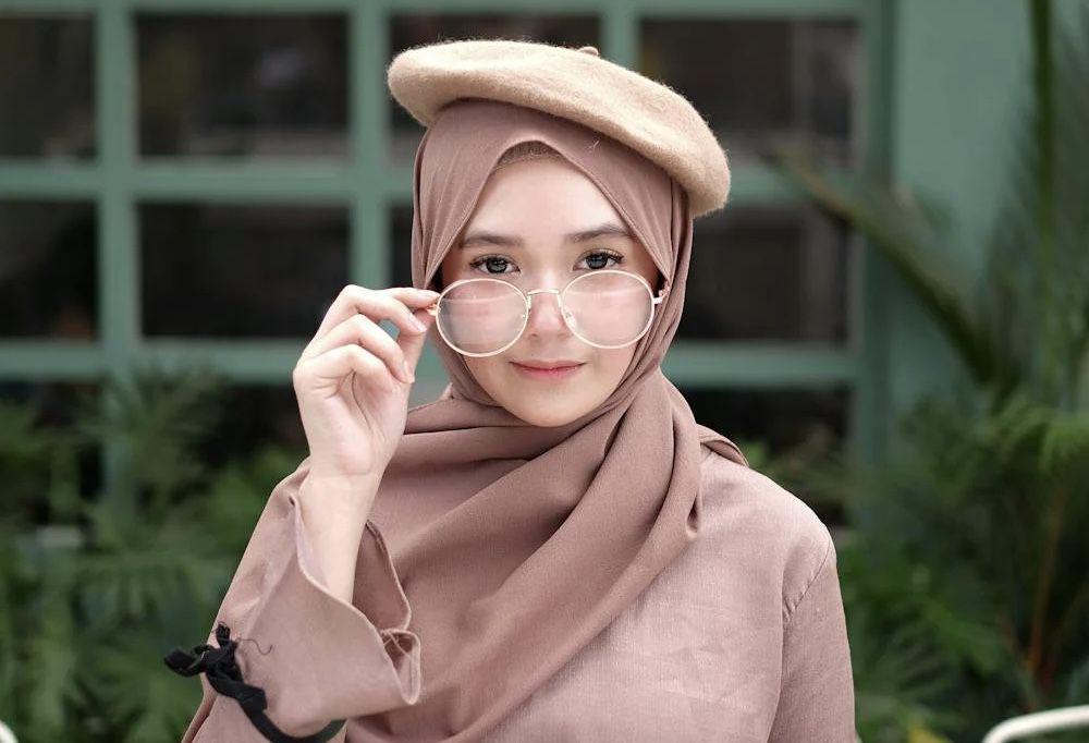 5 Tips Menggunakan Topi bagi Kamu yang Berhijab, Sesuaikan!