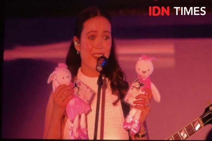 Laufey Tampil di Java Jazz Festival 2024 Day 1, Dapat Boneka dari Fans